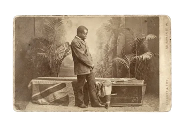 Jacob Wainwright med Livingstones kiste, London, 1874 (albumin print)